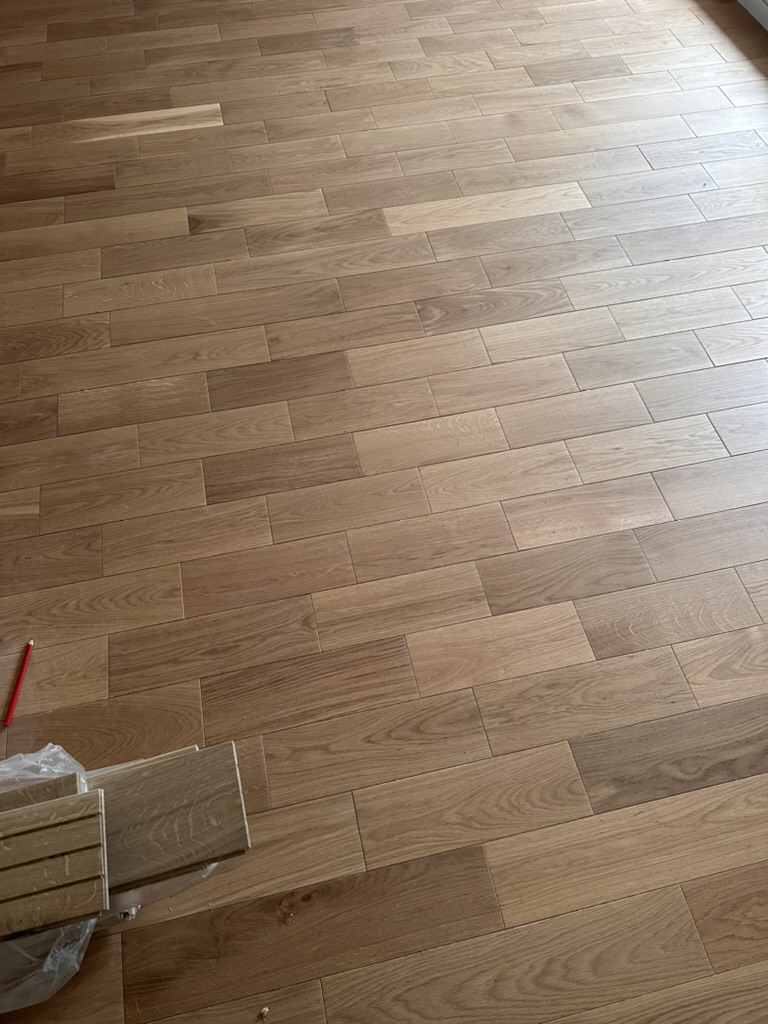 Détail d’un sol aux nuances bois et de l’alignement des lames.