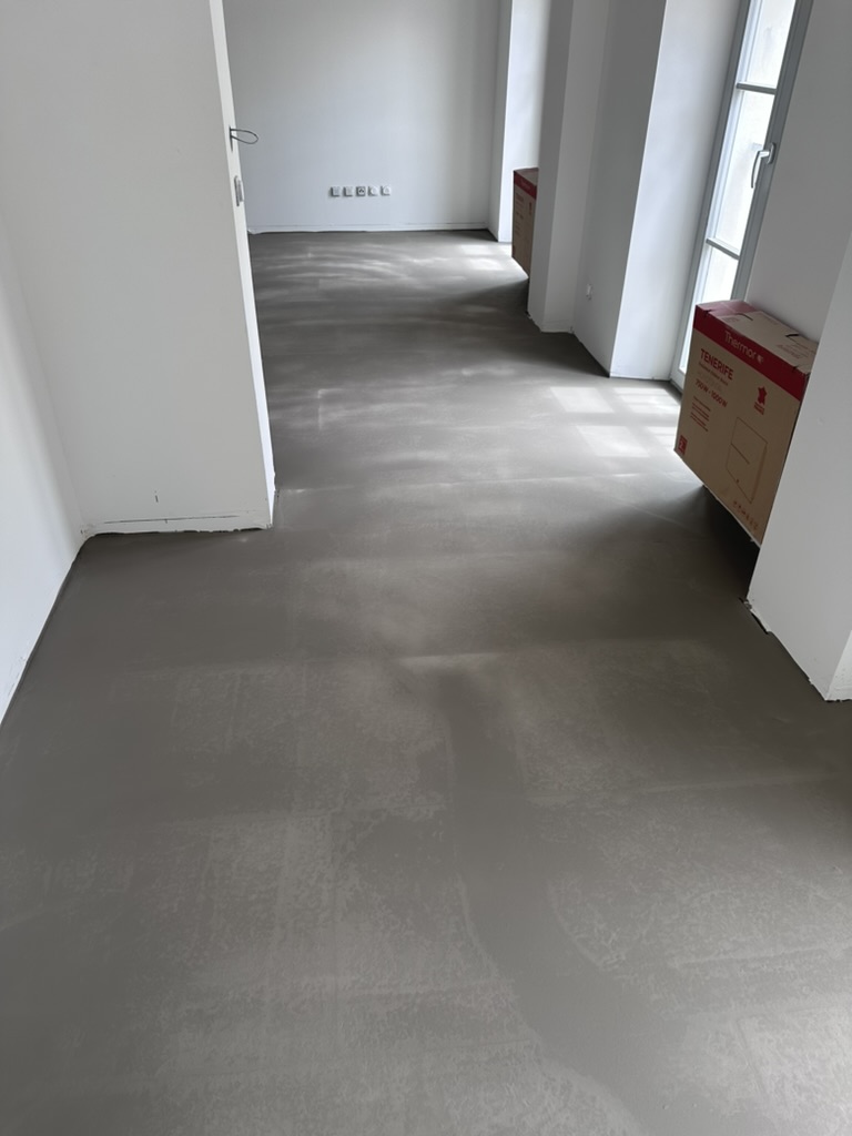 Sol intérieur préparé avant la pose du revêtement.